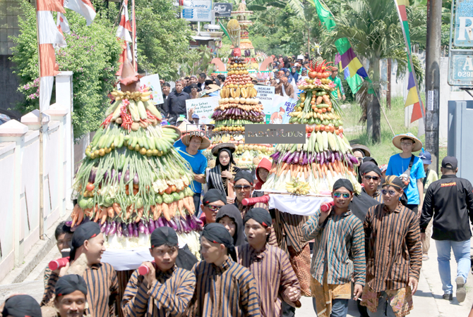 INOVASI: Kirab budaya juga merupakan salah satu inovasi yang dapat diinput desa melalui sistem IGA Kemendagri. (DONNY SETYAWAN/RADAR KUDUS)