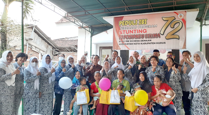 SALING BERSINERGI: IBI Kabupaten Kudus bersama masyarakat penerima bantuan PMT dan jajaran pemerintah desa sesi foto bareng saat acara Peduli IBI Terhadap Program Stunting, di Desa Demaan, Kecamatan Kota, Kudus. (INDAH SUSANTI/RADAR KUDUS)
