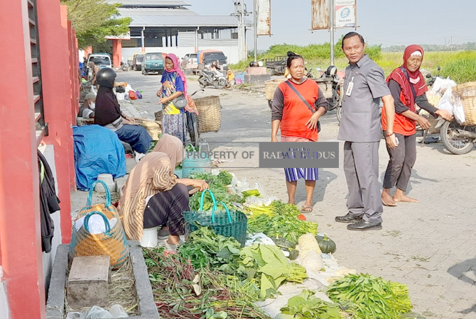 PEMBINAAN: Kepala Disperindag Grobogan Pradana Setyawan saat melakukan pembinaan kepada pedagang yang berjualan di luar Pasar Pagi Jalan Gajah Mada, kemarin. (INTAN MAYLANI SABRINA/RADAR KUDUS)