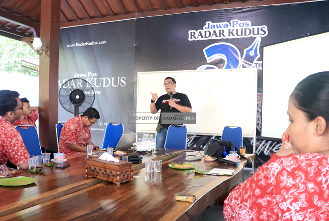 PELAJARAN DARI AHLINYA: Redaktur Foto Jawa Pos Beky Subechi menyampaikan materi tentang foto jurnalistik saat sharing jurnalistik di Joglo Radar Kudus kemarin. (DONNY SETYAWAN/RADAR KUDUS)