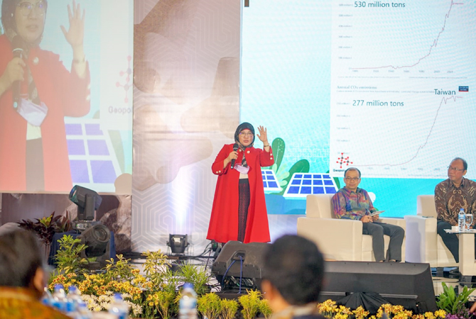 SOSIALISASI: Direktur Geopolimer Indonesia Januarti Jaya Ekaputri memaparkan geopolimer dari FABA dari PLTU mampu mereduksi emisi karbon hingga 44 persen saat seminar nasional (14/6). (PT PLN UNTUK RADAR KUDUS)
