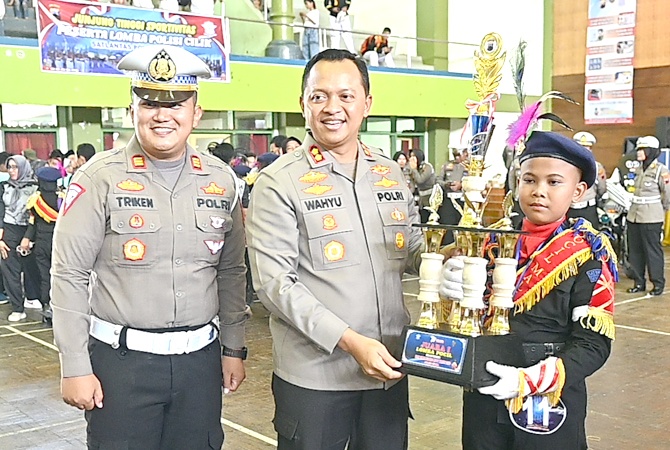 JAWARA: Kapolres Jepara AKBP Wahyu Nugroho Setyawan, didampingi Kasatlantas Polres Jepara AKP R. Ade Triken Deayomi menyerahkan hadiah bagi juara Lomba Pocil asal MI Mathalibul Huda Mlonggo. (SATLANTAS POLRES JEPARA FOR RADAR KUDUS)