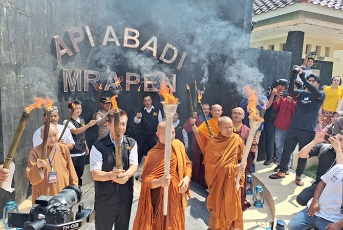 PROSESI: Perwakilan umat Buddha saat mengambil api di obyek wisata Api Abadi Mrapen, Jumat (2/6). (PUJIYANTO FOR RADAR KUDUS)
