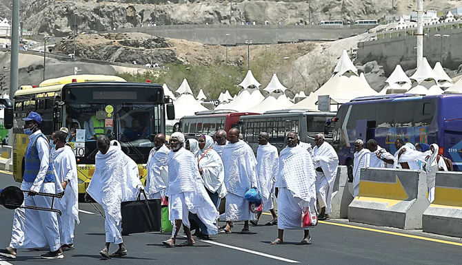 PUNCAK HAJI: Jemaah haji dari berbagai negara bersiap menuju Arafah untuk pelaksanaan wukuf di padang Arafah hari ini. (AFP)
