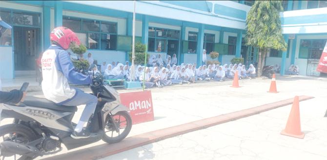 CEK KESIAPAN: Pelajar harus melakukan pengecekan kesiapan kendaraan sebelum berkendara, khususnya kampas rem. (Astra Motor for Radar Kudus)