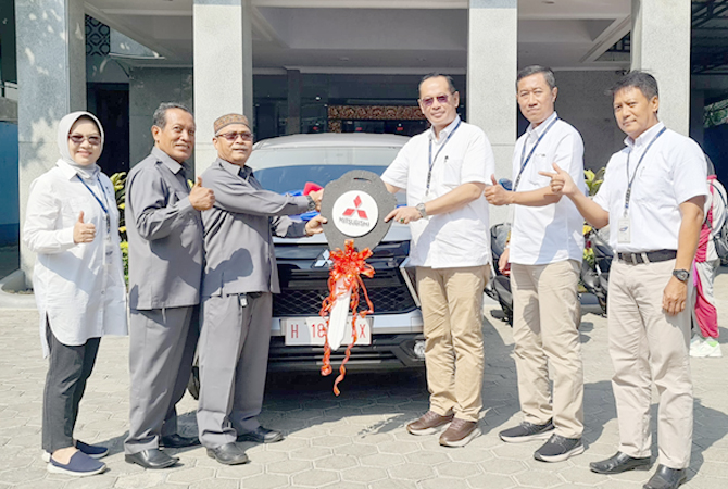 SERAH TERIMA: Perwakilan dari KSP Harapan Mulia Kosim (tiga dari kiri) menerima mock up kunci mobil Mitsubishi Xpander hadiah Tabungan Bima dari Pemimpin Cabang Bank Jateng Kudus Sumbodo. (SAMODRA DAHLIYA/RADAR KUDUS)