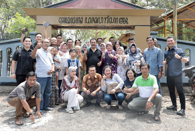 BERBAKTI: Wakapolri Komjen Pol Agus Andrianto (kaus berkerah) selalu menyempatkan diri untuk ziarah ke makam orang tua saat pulang kampung ke Blora. (DOK. KELUARGA KOMJEN Pol AGUS FOR RADAR KUDUS)