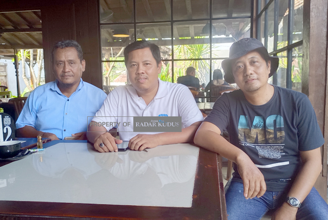 PEMBAHASAN: Ketua umum Persikaba Blora bersama beberapa pengurus membahas masa depan Persikaba Blora untuk menghadapi Liga 3 Jawa Tengah kemarin. (AHMAD ZA