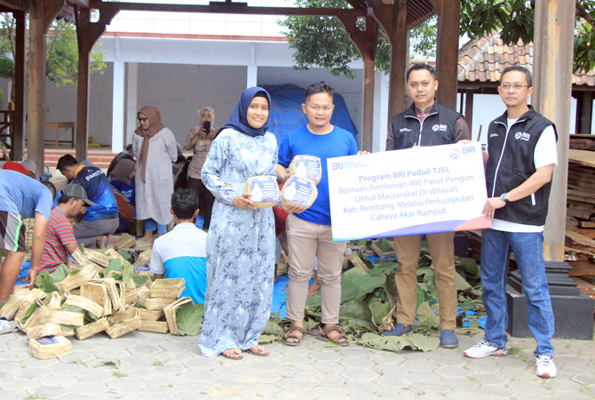 DISALURKAN: Perwakilan BRI Kanca Rembang bersama anggota DPR RI Komisi XI, Harmusa Oktaviani menyerahkan 400 paket pangan melalui perkumpulan cahaya rumput diterima langsung ketua, Muhammad Umar Faruq. (WISNU AJI/RADAR KUDUS)
