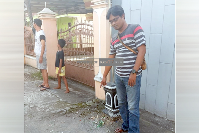 TUNJUKAN TKP: Petugas Polres Grobogan menunjukan lokasi pengeroyokan warga di sebelah utara pasar Glendoh Purwodadi. (SIROJUL MUNIR/RADAR KUDUS)