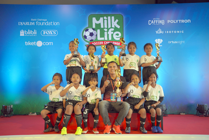 Sentia Kumalasari siswi kelas 2 SD 4 Kalirejo Kudus bersama teman satu timnya membawa semangat juang ketika mengikuti turnamen MilkLife Soccer Challenge 2023. Mereka berhasil menjadi juara Skill Challenge pada MilkLife Soccer Challenge untuk kategori shoo