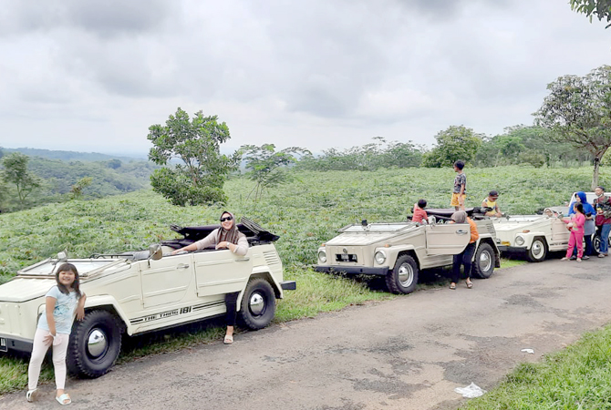 UNIK: Tampilan mobil kuno Volkswagen berjejer saat touring belum lama ini. (ARIFIN FOR JAWA POS RADAR KUDUS)