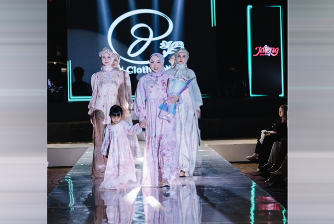 TAMPIL MEMUKAU: Koleksi fairytale DYN Clothingline berhasil menyedot perhatian pengunjung JMFF di Taman Indonesia Kaya baru-baru ini. (DOK DYN CLOTHINGLINE)