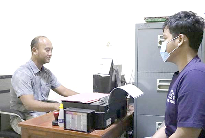 Pelaku curanmor saat dimintai keterangan petugas Sat Reskrim Polres Demak. (Wahib Pribadi/Jawa Pos Radar Semarang)