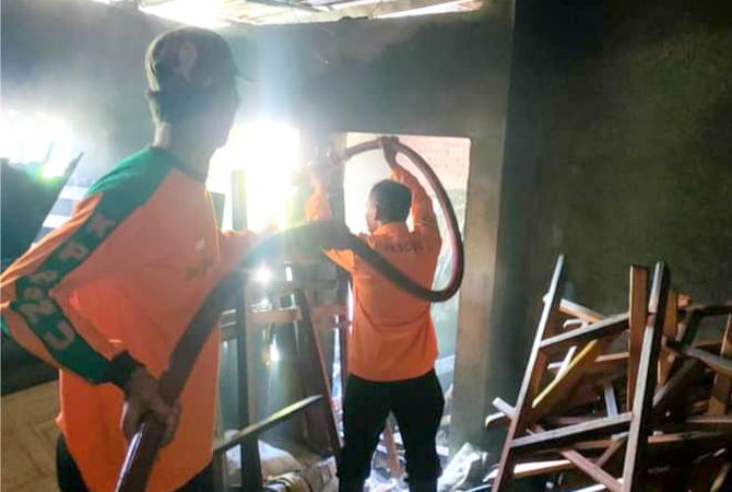 PENANGANAN: BPBD Kudus mencoba memadamkan api di Ponpes. (BPBD KUDUS FOR RADAR KUDUS)