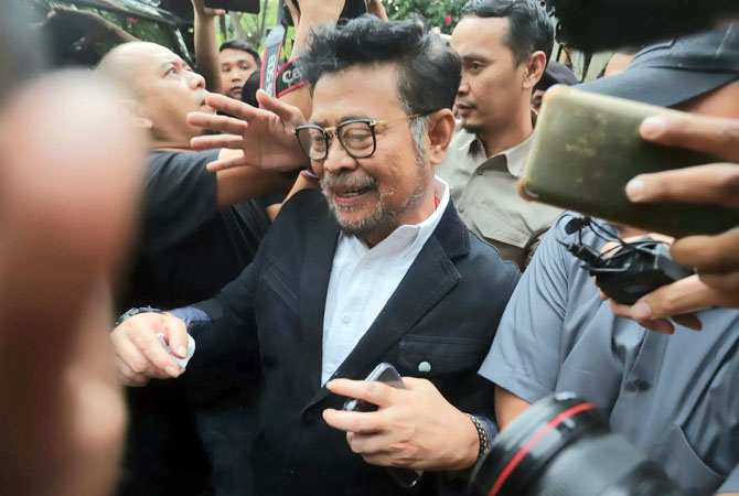 Menteri Pertanian (Mentan) Syahrul Yasin Limpo usai menjalani pemeriksaan di Gedung ACLC KPK, Jalan HR Rasuna Said, Jakarta Selatan, Senin (19/6). (Dery Ridwansah))