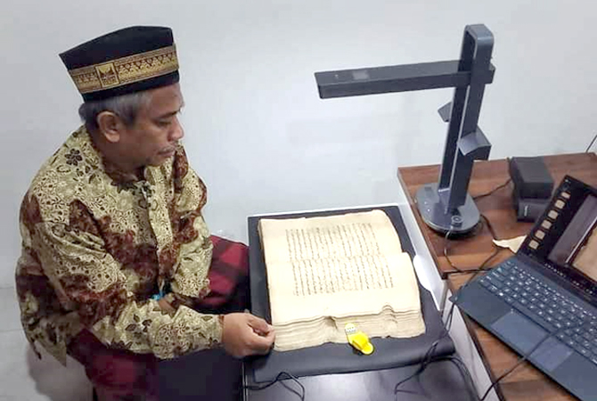 Abdullah Hamid, Pelestari Manuskrip Kuno di Masjid Jami Lasem. (Istimewa for Radar Kudus)
