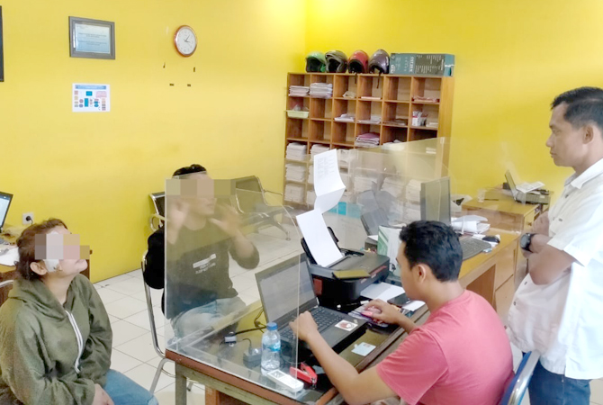 MENUNDUK: Dua tersangka berinisial R dan S saat diperiksa oleh Satres Narkoba Polres Blora belum lama ini. (POLRES BLORA FOR RADAR KUDUS)