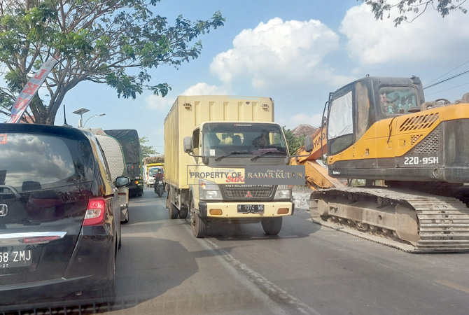 LAMBAT: Kendaraan padat merayap di jalur pantura, Desa Trimulyo, Juwana, Pati kemarin. (ANDRE FAIDHIL FALAH/RADAR KUDUS)