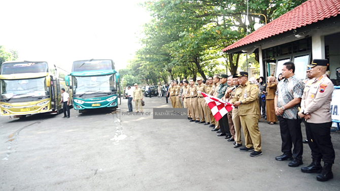 KAWAL GANJAR: Para Kades berbaris di Halaman Setda Pati kemarin. (ANDRE FAIDHIL FALAH/RADAR KUDUS)
