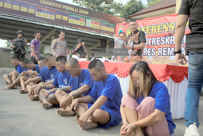 TUNJUKAN BARANG BUKTI: Kapolres Rembang, AKBP Suryadi didampingi Kasatreskrim Polres Rembang, AKP Heri Dwi Utomo menujukan barang bukti yang diamankan para pelaku pengeroyokan di halaman Mapolres Rembang, Jumat (9/6). (WISNU AJI/RADAR KUDUS)