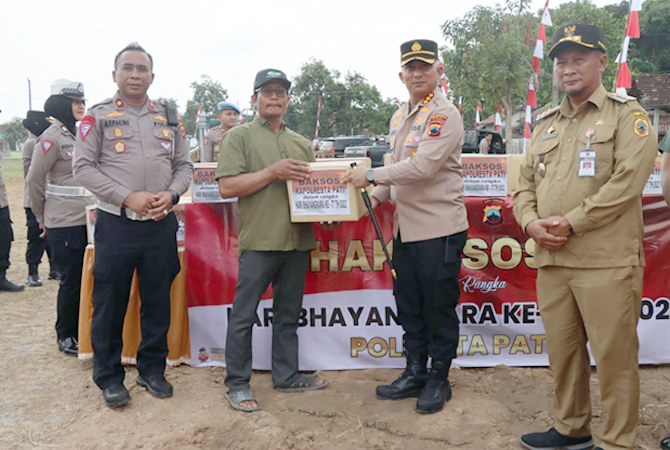 Kegiatan bakti sosial dilakukan Polresta Pati diantaranya adalah membuat sumur bor dan penampungan air bersih bagi masyarakat Desa Sidomulyo Kecamatan Jakenan. (POLRESTA PATI FOR RADAR KUDUS)