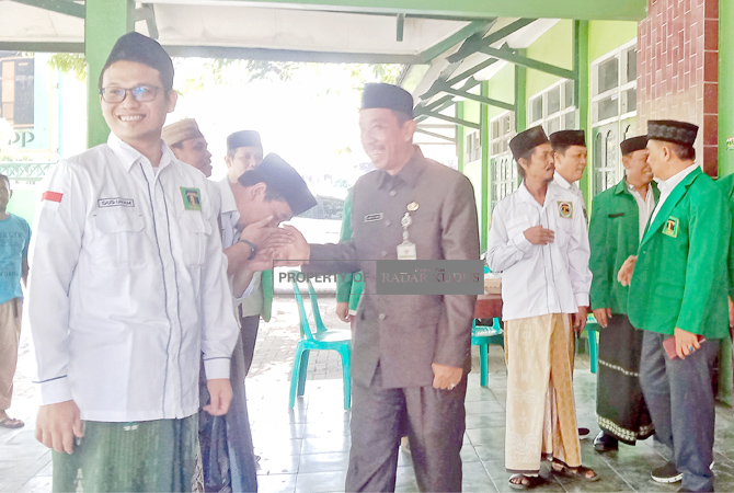 SOLID: Ketua DPC PPP Rembang Zaimul Umam bersama Abdul Hafidz usai melaksanakan rapat pimpinan baru-baru ini. (VACHRI RINALDY L/RADAR KUDUS)