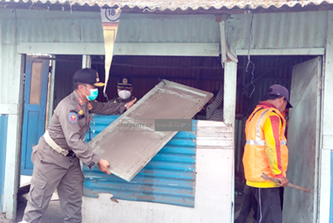 DIBONGKAR: Pemerintah menindak warung remang-remang di Kecamatan Margorejo belum lama ini. (ANDRE FAIDHIL FALAH/RADAR KUDUS)
