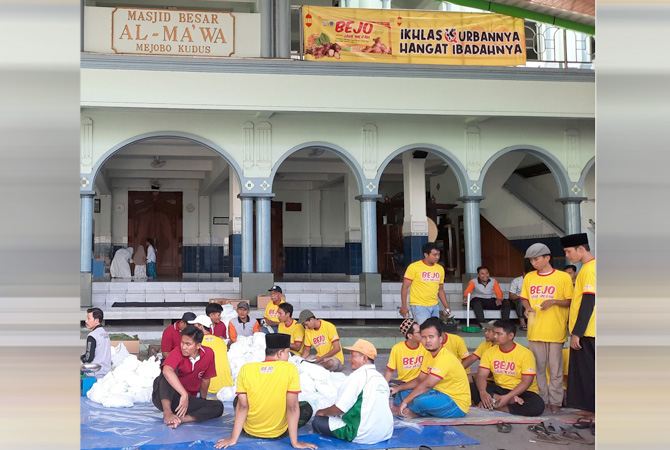 BUKTI DUKUNGAN: Panitia qurban Masji Besar Al –Ma’Wa di Kecamatan Mejobo, Kudus kompak mengenakan kaos dari Bejo Jahe Merah. Ikhlas qurbannya hangat ibadahnya. (INDAH SUSANTI/RADAR KUDUS)