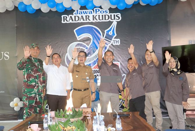 SAT..SET..WES: Dari kiri Dandim Letkol Inf Andreas Yudhi Wibowo, Ketua DPRD Masan, Bupati Kudus Hartopo, Direktur Radar Kudus Baehaqi, Pimred Zainal, GM Online Kholid dan Manajer keuangan Etty foto bersama di open house HUT ke-21 Radar Kudus di Joglo hala