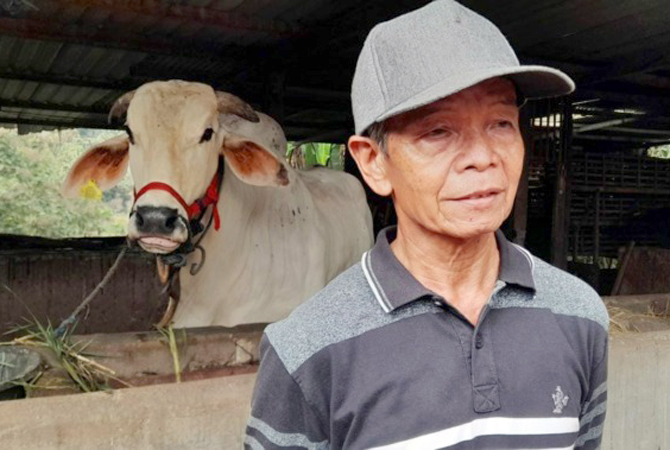 BERI KETERANGAN: Peternak Asal Karangpandan Kasno saat memberikan keterangan kepada media. (RUDI HARTONO/RADAR SOLO)