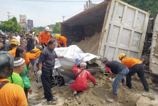 Terjadi kecelakaan beruntun di Jalan Dr. Hamka, Kecamatan Ngaliyan, Kota Semarang, Jawa Tengah, Rabu (7/6). (KOMPAS.COM/Muchamad Dafi Yusuf)