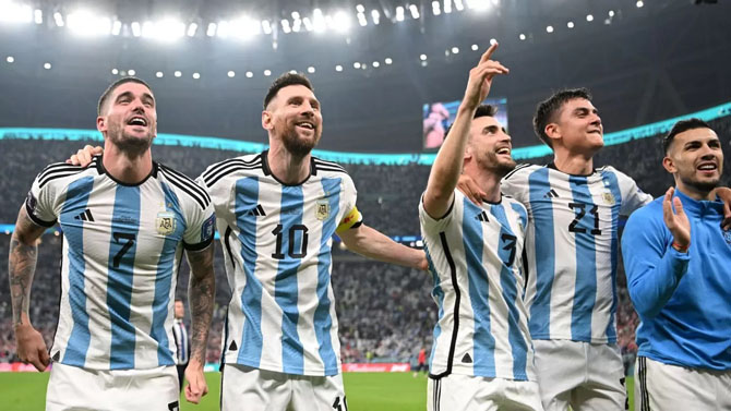 Timnas Argentina saat tampil pada Piala Dunia Qatar 2022. Pelatih Lionel Scaloni membeberkan akan menurunkan pemain pelapis saat menghadapi timnas Indonesia di SUGBK, Senin (19/6). (ESPN)