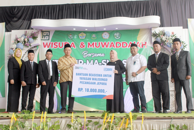 BEASISWA: BRI menyerahkan beasiswa kepada Yayasan Walisongo Pecangaan sejumlah Rp 10 juta pada proses wisuda, Minggu (4/6). (NIBROS HASSANI/JAWA POS RADAR KUDUS)