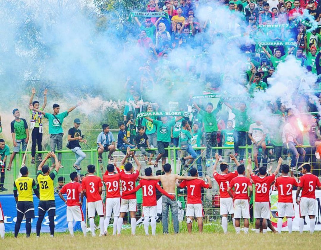 Suporter memberikan dukungan kepada tim Persikaba Blora. (LILIK UNTUK RADAR KUDUS)