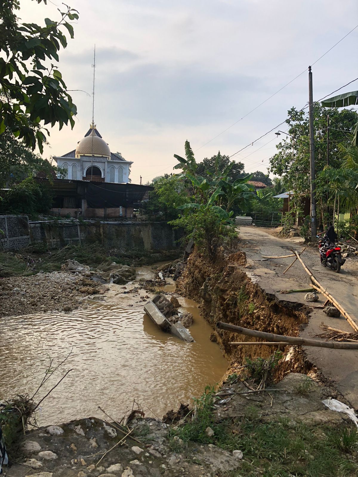 RUSAK: Pondasi jalan di Desa/Kecamatan Sukolilo longsor tergerus oleh banjir bandang (6/12).
