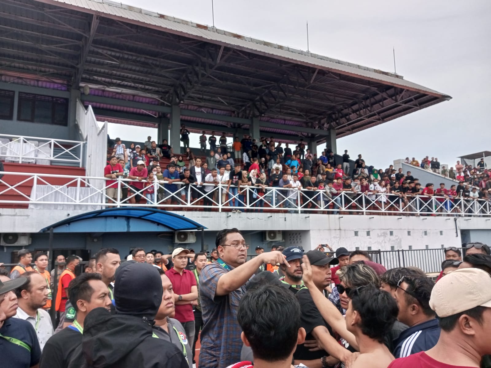 Suporter Persipa Pati turun ke lapangan sebagai bentuk rasa kecewa atas kekalahan 0 - 1 melawan Gresik United pada 1 Desember 2023.