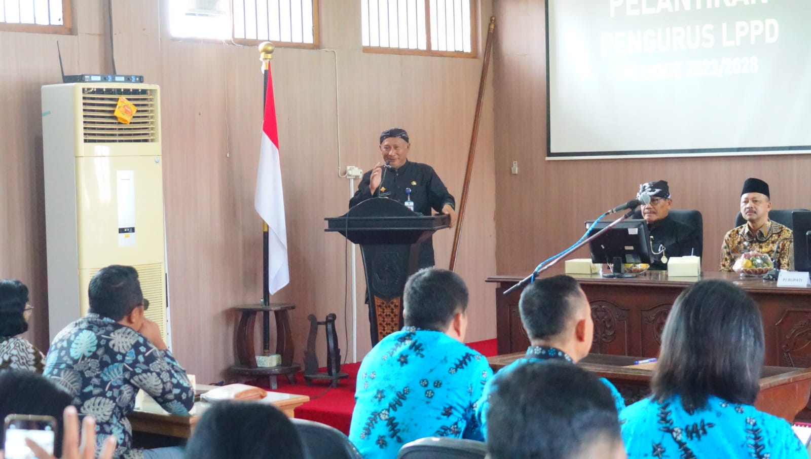 BANKEUDES: Pj Bupati Pati Henggar Anggoro memimpin rapat bersama OPD di setda setempat (7/12).