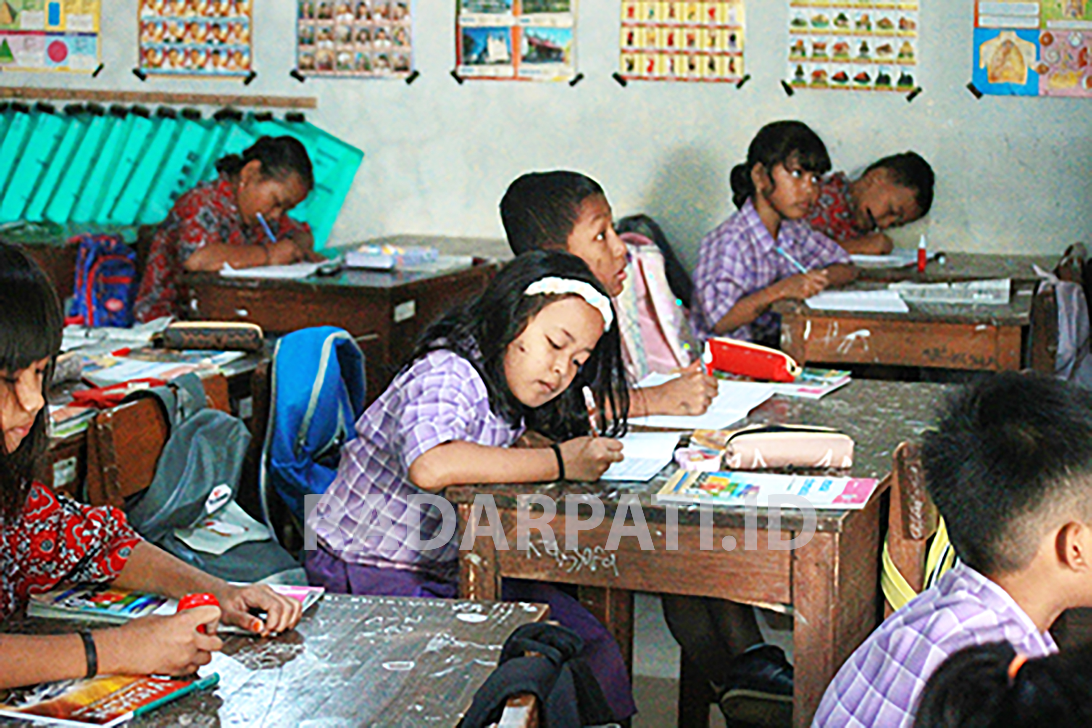 TERUS DIKURANGI: Para siswa sekolah dasar negeri mengikuti kegiatan belajar mengajar belum lama ini. (MOH. NUR SYAHRI MUHARROM)