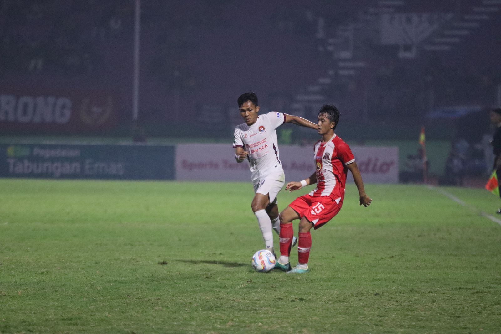 Pemain Persipa Pati Imam Witoyo melindungi bola dari pemain Deltras FC.