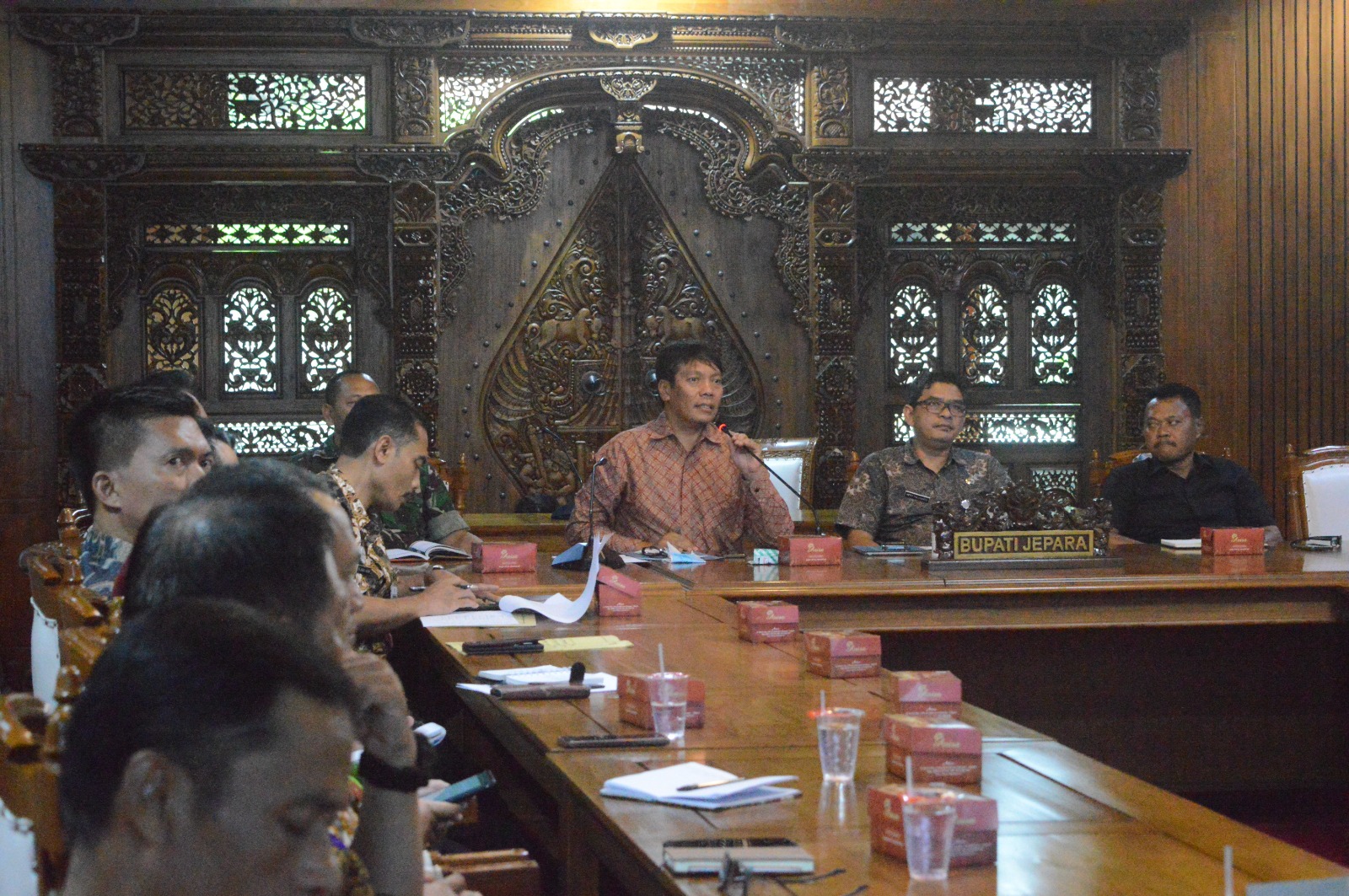 RAPAT: Perwakilan Kemenko Marves dan Pemkab Jepara koordinasi terkait penanganan tambak udang Karimunjawa di ruang Vidcon Setda Jepara