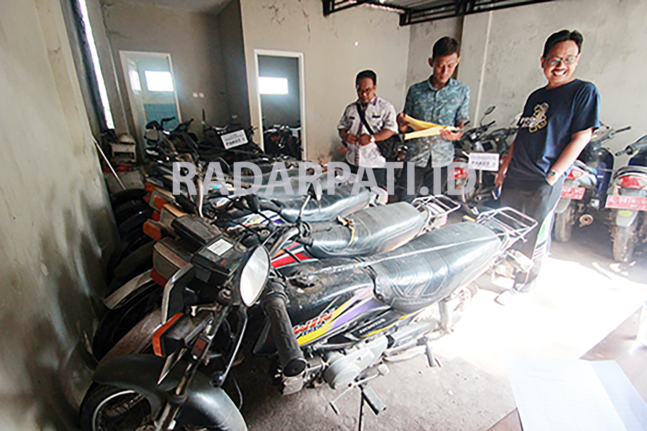 ANTUSIAS: Masyarakat didampingi petugas mengecek kendaraan dinas yang dipamerkan untuk dilelang kemarin. (MOH. NUR SYAHRI MUHARROM)