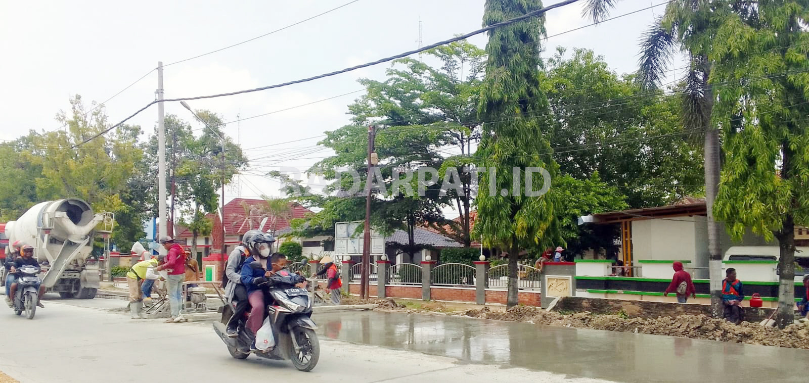 DIKEBUT: Perbaikan di jalan provinsi tepatnya di sepanjang Purwodadi-Blora nyaris rampung. (INTAN MAYLANI SABRINA)