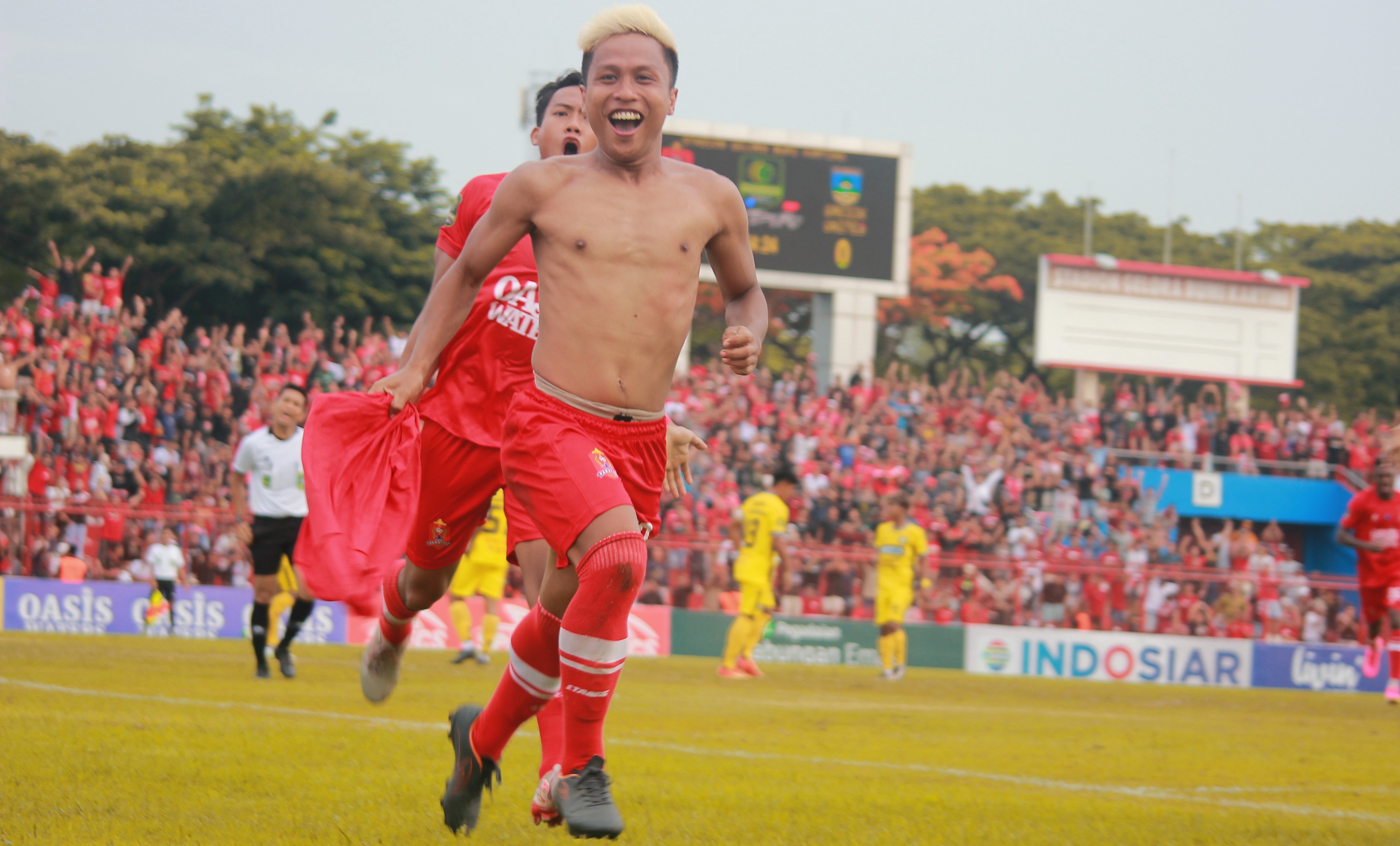 EMOSIONAL: Fahmi Al Ayyubi, penggawa Persijap Jepara merayakan golnya ke gawang Gresik United dalam pertandingan Liga 2 di Stadion GBK Jepara kemarin. (SYAHRI MUHARROM/RADAR KUDUS)