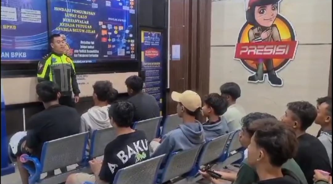 RAZIA: Satlantas Polres Grobogan saat mengarahkan pembalap liar di Kota Purwodadi.(INTAN MAYLANI SABRINA)