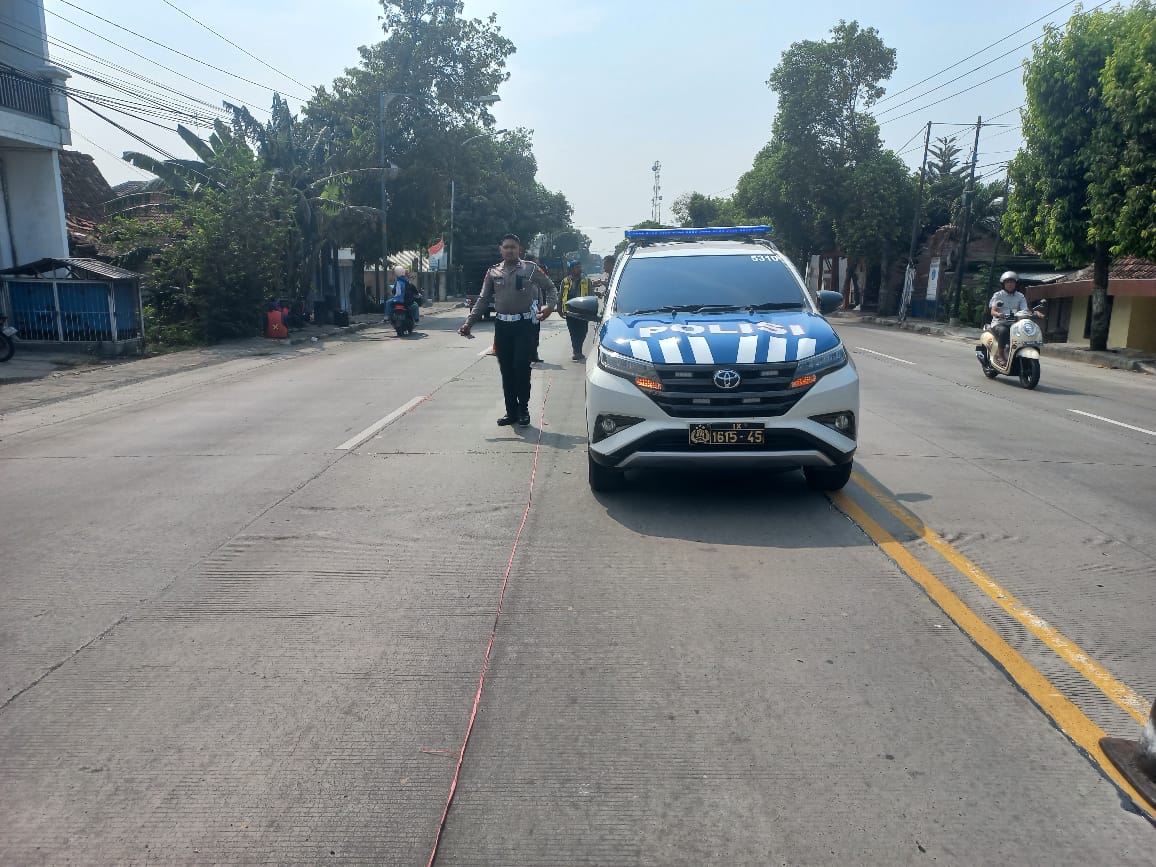 CEK LAPANGAN: Petugas Kepolisian Rembang mengatur lalulintas di jalur pantura.(DISHUB REMBANG)