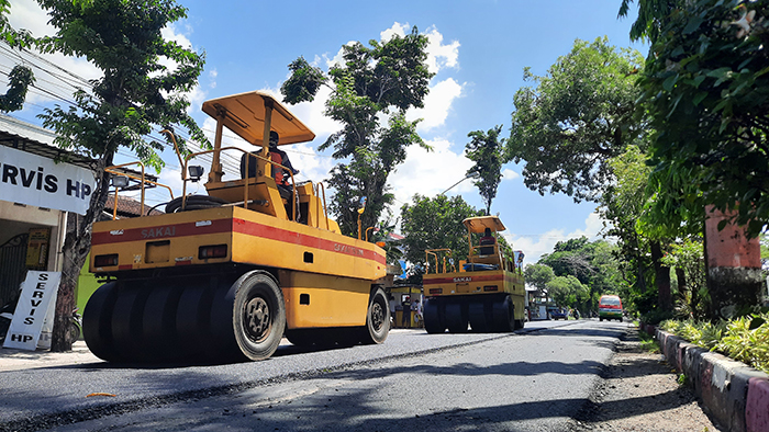 DITINGKATKA: Kebut dua titik peningkatan jalan di sepanjang Kota Purwodadi kemarin. (INTAN MAYLANI SABRINA)