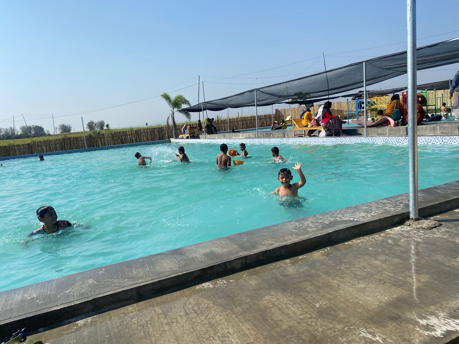 Fasilitas kolam renang tersedia di Kampung Bamboe Sumberan, Jaken, Pati.