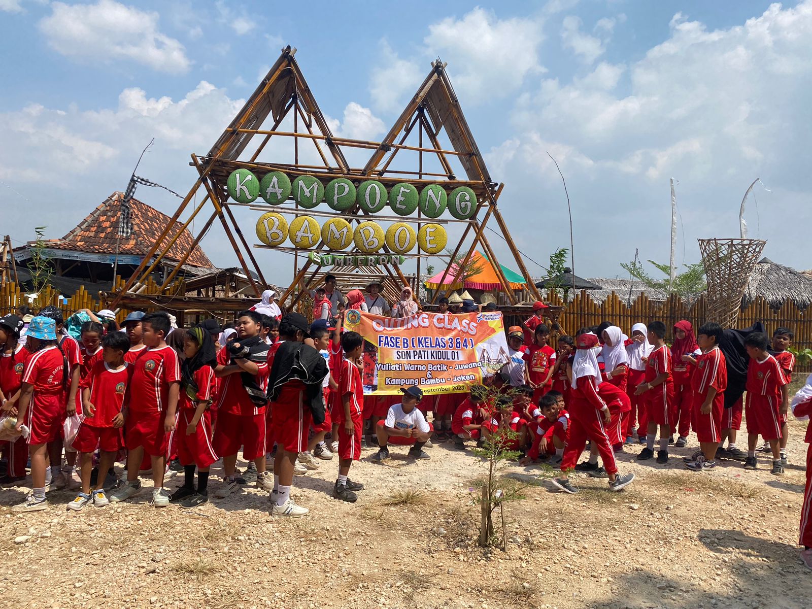 Pengunjung berfoto di depan Kampung Bamboe Sumberan Kecamatan Jaken, Pati. (DESA SUMBERAN UNTUK RADAR KUDUS)