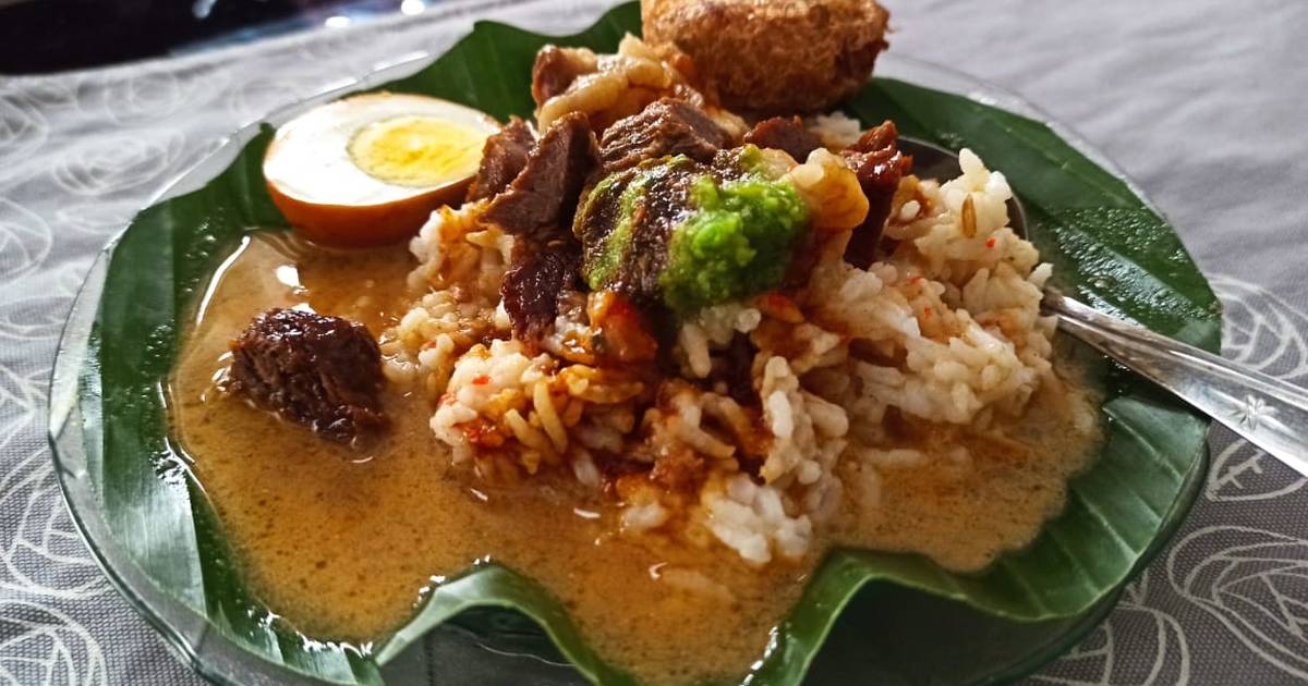 Nasi Gandul atau sego gandul adalah kuliner khas Pati, Jawa Tengah yang sudah melegenda ke seluruh Indonesia. Citarasanya yang khas membuat kuliner ini tak lekang oleh zaman. (Sumber Foto cookpad.com)